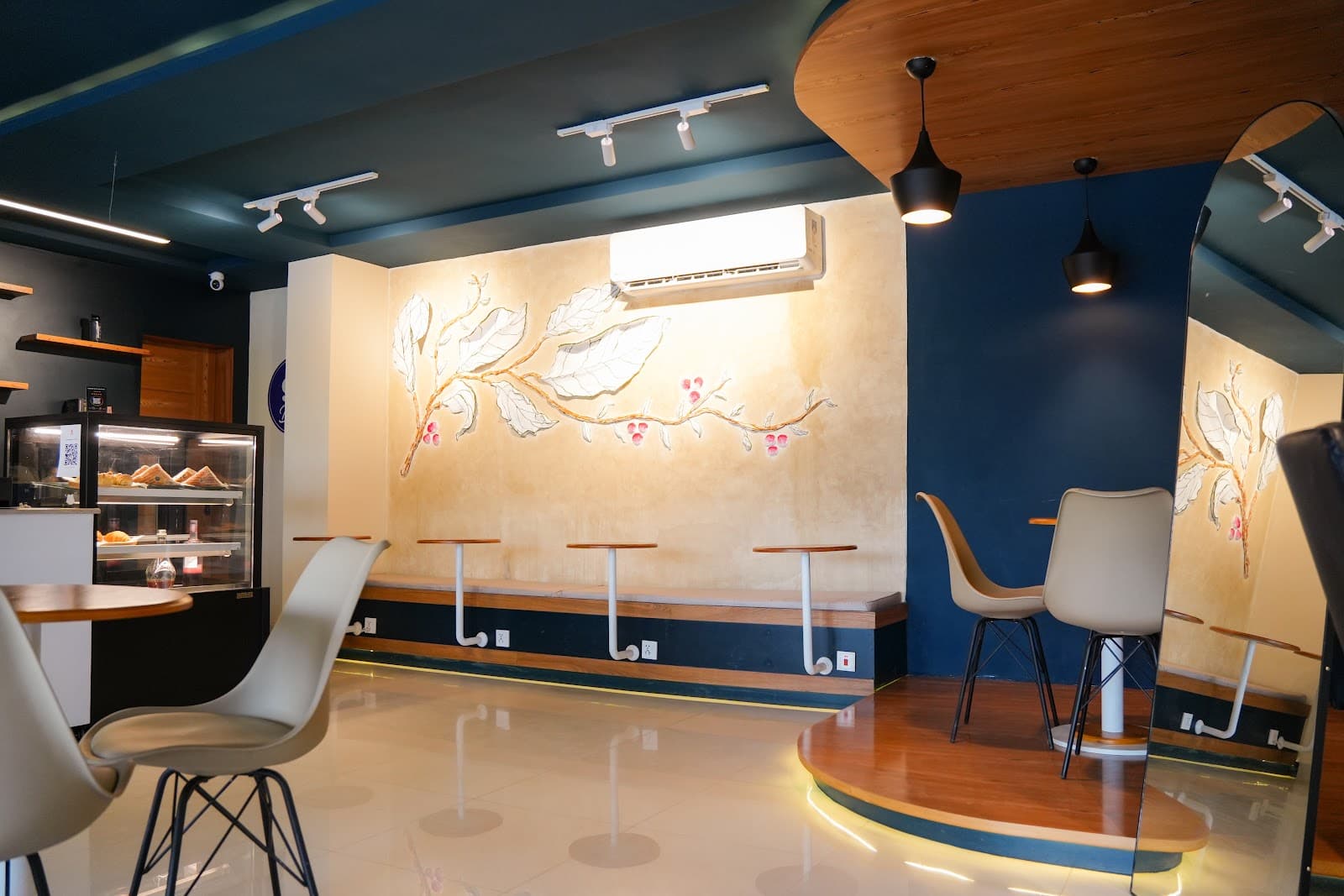 A café setting that fits DHA 2